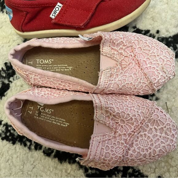 Toms Classics Set of 2 Pink Crochet Lace & Red Alpargata Toddler Size 7 - Picture 4 of 7